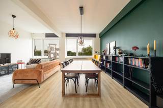 <p>On the 4th floor is this perfectly maintained and ready to move in 92 m² apartment with 2 bedrooms and a favorable EPC label C.</p><p>The location is an absolute asset: very central and easily accessible, with the center of Antwerp, Zurenborg, stores, restaurants, public transport and major roads in the immediate vicinity. You live here in a location where everything is close by, without compromising on living comfort. This location also offers an excellent base for those who are often on the road.</p><p>Upon entering, a long entrance hall leads you through the apartment. The layout is practical and well thought out: the living and sleeping areas are nicely separated. To the right are the two full-size bedrooms and the bathroom. In the hall there is also a separate room for washing machine and dryer, which provides extra practical comfort.</p><p>On the left you enter the bright living space with integrated kitchen and access to the small terrace. Thanks to the open view over the railroad tracks and towards Zurenborg, the living space feels particularly pleasant, spacious and airy. The terrace provides a nice additional place to sit outside for a while and enjoy the view.</p><p>In addition, the building features a communal garden, providing additional comfort and a pleasant outdoor space.</p><p>Plan your visit now and discover for yourself the comfort, views and location of this pleasant apartment.</p>