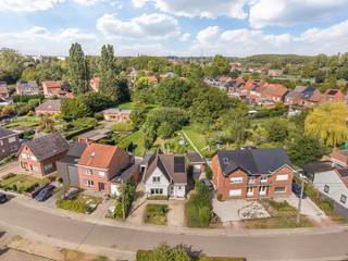 Deze leuke woning is gelegen in een rustige woonwijk en op slechts 10min fietsen van Leuven. Nabij openbaar vervoer, scholen, sportfaciliteiten, winkels, eet- en drankgelegenheden en natuurgebied. Rustig, maar overal dichtbij én kindvriendelijk. Topligging!<br /><br />Bestaande uit een inkomhal met plaats voor vestiaire, een lichtrijke leefruimte met een zit- en een eetplaats en met zicht op de tuin, een ruime keuken, een hal met een apart toilet en een badkamer. Op het verdiep zijn 3 mooie slaapkamers en een nachthal met een apart toilet voorzien. Hierboven strekt zich een geïsoleerde bergzolder. De woning beschikt bovendien over een handige kelderruimte. De zonnepanelen die gespreid geplaatst werden zorgen voor een productie gedurende de hele dag en een beperkt verbruik.<br /><br />De woning beschikt over een voortuin met een oprit aan weerszijden van de woning en een garage naast de woning. De tuin is diep, kijkt uit op een groene muur, biedt privacy en omvat een zonneterras, een tuinberging, een grasveld en een moestuin. <br /><br />EPC 287kWh(C-label)! Elektriciteit conform!<br /><br />Indien u deze leuke woning graag bezoekt dan kan u mij steeds bereiken via arnaut@immojanstas.be of op 0495292080.<br /><br />Bijkomende info (EPC, bodemattest, elektriciteitsattest, enz...) kan u hier downloaden ↓