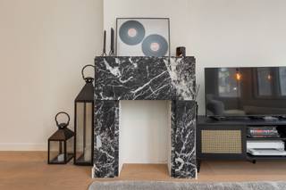 <p>Wegdromen in een Art-deco appartement</p><p>Op zoek naar authentieke charme? En dat in combinatie met modern wooncomfort? Dit prachtige Art-decogebouw uit 1929 met 4 appartementen werd van kop tot teen gerenoveerd in 2021. Gelegen op een gegeerde locatie op de grens van de Markgrave, Oud-Berchem en de Harmoniewijk. Op wandelafstand van maar liefst 5 parken; het Hof Van Leysen, Domein Hertoghe, Koning Albertpark, Harmoniepark en het Nachtegalenpark. En vlak aan verschillende supermarkten, gezellige horeca en scholen. Topverbinding nabij grote de invalswegen en de Ring. Openbaar vervoer en velostation op 50 m. Want more ‘Big City Life’? Op een kleine 10 min sta je in het hartje van onze Koekenstad te shoppen of te genieten van een van de vele gezellige terrassen.</p><p>- Totaalrenovatie in 2021<br />- Twee ruime slaapkamers<br />- Lichtrijke leefruimte met sierschouw en open luxekeuken<br />- Groene, gegeerde buurt in volle ontwikkeling<br />- Bouwkundig erfgoed</p><p>Via de trap bereik je de eerste verdieping. Je komt binnen in een inkomhal met apart toilet. Die hal is de centrale as tussen de leefruimte met de twee ruime slaapkamers.</p><p>De leefruimte voelt ruim en licht aan. De mooie parket, moderne materialen en authentieke schouw zorgen voor een huiselijk gevoel met karakter. De ruimte werd opgedeeld in een gezellige living en een open keuken met eiland en zicht op groen. Van de brede parketvloeren tot de werkbladen in Ceppo di Gre, hier werd duidelijk voor kwaliteit gekozen.</p><p>Verder zijn er twee volwaardige slaapkamers. Ruim genoeg om comfortabel in te richten, of je nu extra kastruimte, een bureau of een logeerkamer nodig hebt. De badkamer wordt gedeeld en is uitgerust met een inloopdouche en wastafel.</p><p>Op de ondergrondse verdieping beschik je nog over een privatieve kelder. Altijd handig voor wat je niet dagelijks nodig hebt.</p><p>Een karaktervol appartement in een gebouw met bouwkundig erfgoedstatuut, op een plek waar stad en groen elkaar in evenwicht houden.</p><p>Interesse? Maak je afspraak via www.sinjoor.be of 03 283 05 00.</p><p><span><span> </span></span></p>