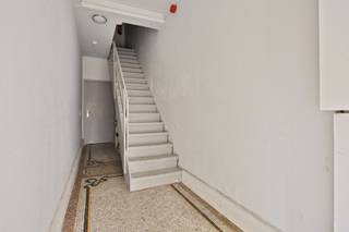 Mis dit interessant herenhuis gelegen in Tienen niet. Het pand werd in 2008 gerenoveerd en ligt op een perceel van 2are 45ca. De locatie is top: vlakbij het centrum, Delhaize, restaurants, Grote Markt van Tienen, enz. en vlakbij de uitvalswegen zoals E40. <br /><br />De woning heeft de volgende indeling: <br />- Gelijkvloers: Inkom, leefruimte, 1 slaapkamer, eetplaats, keuken, toilet, berging, badkamer, grote tuin met terras en tuinberging. In de tuin kan je heerlijk genieten van buitenlucht en staat alles klaar voor een toffe bbq. <br />- 1ste verdieping: Leefruimte, eetplaats, 2 slaapkamers, keuken en badkamer. <br />- 2de verdieping: Leefruimte, keuken, badkamer, 2 slaapkamers waarvan 1 zeer grote slaapkamer.<br /><br />Dit pand, gekend als ééngezinswoning, is kortom een zeer goede investering. De huuropbrengst is momenteel € 1.905 per maand. <br />Graag een bezoek? Bel David van LED-ON-IMMO op het nummer 0476/98.91.76 of mail naar info@ledonimmo.be. Tot gauw ;)