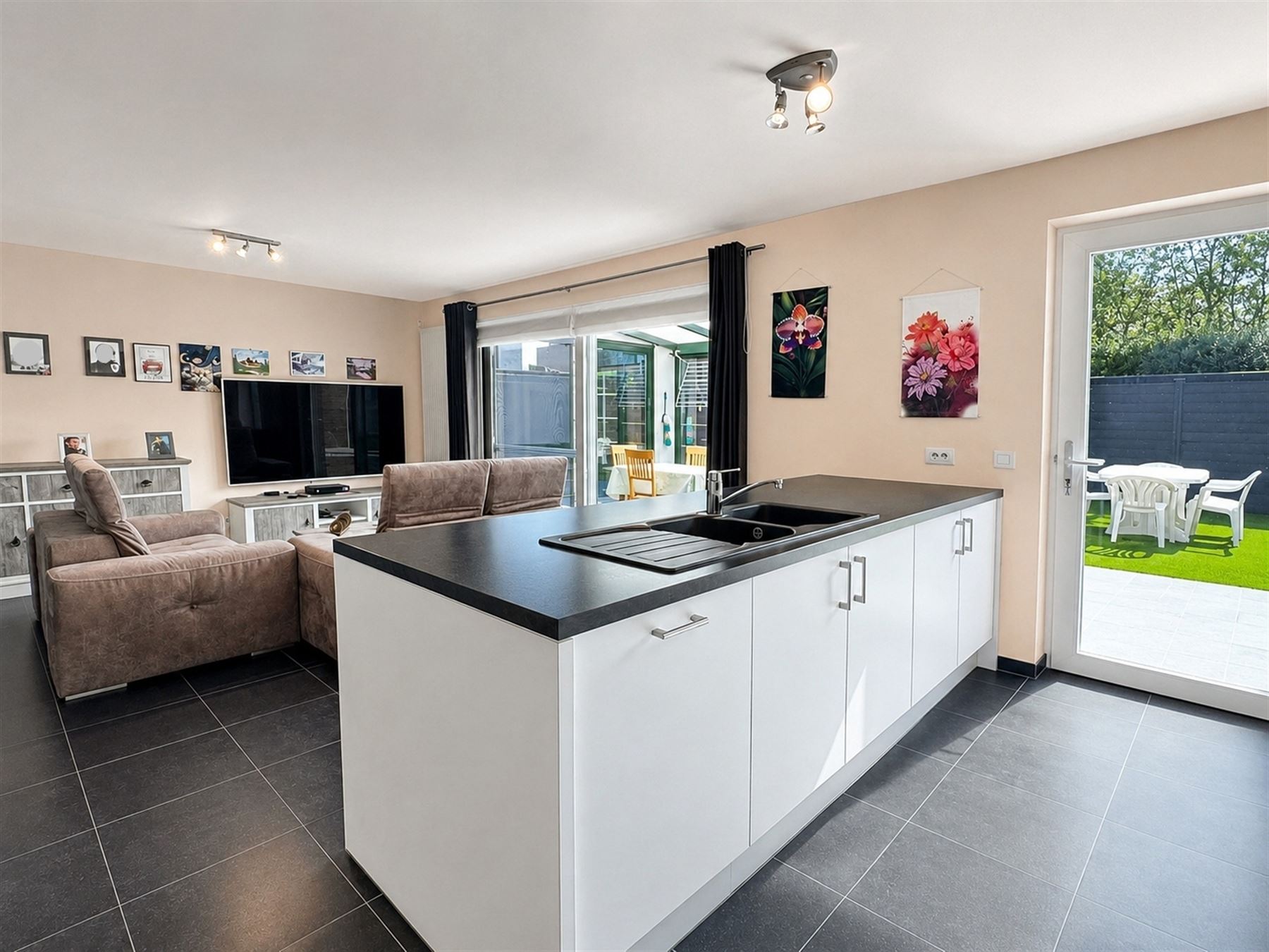 Recente woning met drie ruime slaapkamers en garage - foto 5