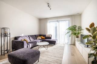 <strong>Huurprijs: 1.250 EUR per maand<br />Kosten plaatsbeschrijving zijn 50/50 te betalen door huurder en verhuurder<br />Huurwaarborg = 3 maanden huur<br />Beschikbaar: 01/07/2026<br /><br /></strong><strong>BEZOEK AANVRAGEN EN KANDIDAAT STELLEN VIA ONZE WEBSITE: www.deboerenpartners.be</strong><br />Indien u een bezoek wenst aan te vragen aan dit eigendom te huur, dan kan dit enkel via het aanvraagformulier op onze website. U zoekt het betreffende eigendom onder ons 'aanbod te huur', en klikt daarna bovenaan op 'bezoek inplannen'.<br />Daarna doorloopt u alle stappen en vult u de gevraagde gegevens in. Wij behandelen uw aanvraag binnen de 2 werkdagen en contacteren u daarna. Omwille van het grote aantal aanvragen, worden verzoeken via Immoweb, Immoscoop of Spotto niet behandeld.<br /><br /><span>Beschrijving van de woning:</span><br />U betreedt het gebouw via de eigen riante inkomhal. Er zijn elektrische aansluitingen voorzien om bv. elektrische fiets op te laden.<br /><br />Via de vaste trap in de inkomhal brengt u naar de eerste verdieping. Rechts van de gang bevindt zich de ruime leefruimte die van veel natuurlijk daglicht geniet mede door de gezellige patio die bereikbaar is door de grote schuifdeur. De open keuken is voorzien van alle nodige kwaliteitstoestellen en handige inbouwkasten. De gang brengt u naar de 2 slaapkamers. De badkamer is voorzien van alle comfort zoals een inloopdouche, een ligbad en een dubbele wastafel. Verder is er nog een aparte wasplaats/berging voorzien en een apart toilet.<br /><br />Buiten beschikt de woning over een ruime carport waar u uw wagen steeds overdekt kunt parkeren. Daarnaast is er op de oprit nog voldoende plaats om een tweede wagen te stallen.<br /><br /><span>Bijzonderheden:</span><br />- Gehele appartement is voorzien van vloerverwarming<br />- Zonnepanelen aanwezig<br />- Ventilatie D systeem dus warme lucht wordt gerecupereerd waardoor er continue verse lucht voorzien wordt(ook in de slaapkamers!)<br />- Zeer lage energie verbruik door de hoge isolatie waardes in combinatie met zonnepanelen(E-peil 18)<br />- Aluminium ramen onderhoudsvrij.<br />- Onderhoud van ventilatiesysteem en dampkap en tuinonderhoud zijn NIET inbegrepen in de prijs: 50€/maand<br />- Gordijnrails en verlichting reeds voorzien<strong><br /></strong>