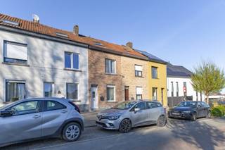 Immo Pické biedt U deze rustig gelegen woning aan in de nabijheid van scholen, winkels, openbaar vervoer en de belangrijkste verbindingswegen. Deze woning bestaat uit een inkomhal, een woonkamer, een eetkamer, een keuken, een badkamer, een toilet, een nachthal en 2 slaapkamers. Via een vaste trap in één van de slaapkamers begeven we ons naar de zolderverdieping die reeds volledig is afgewerkt in een slaapkamer. De woning beschikt eveneens over een kelder. Achter de woning vinden we een terras, een leuke tuin en een stenen tuinberging. Een ideale woning voor starters of voor investeerders.<br />Actueel is deze woning verhuurd via huurovereenkomst hoofdverblijfplaats. Huurprijs bedraagt 820 euro/m