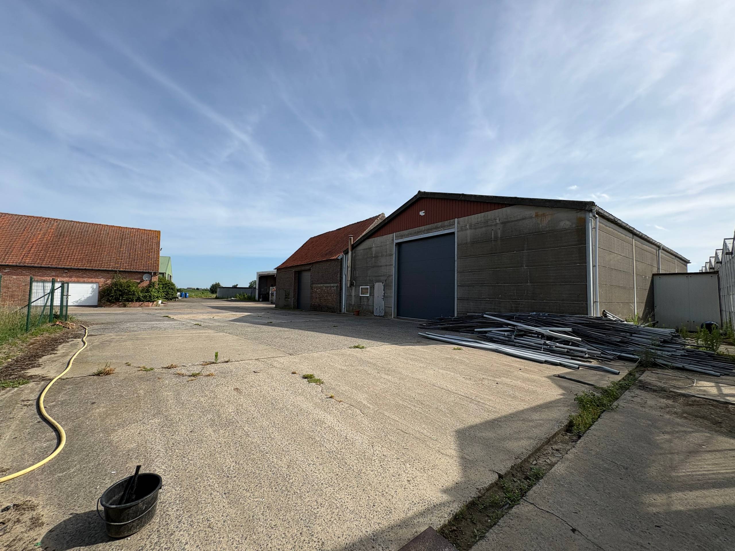 Landelijk gelegen hoeve op 1,5ha met 4 bijgebouwen/loodsen. - foto 4