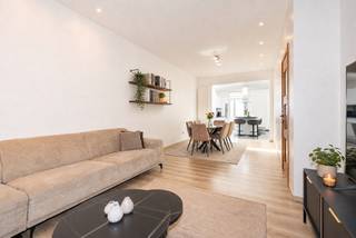 Located just a stone's throw from the Bourgoyen-Ossemeersen nature reserve, this move-in ready and energy-efficient home awaits. The property...