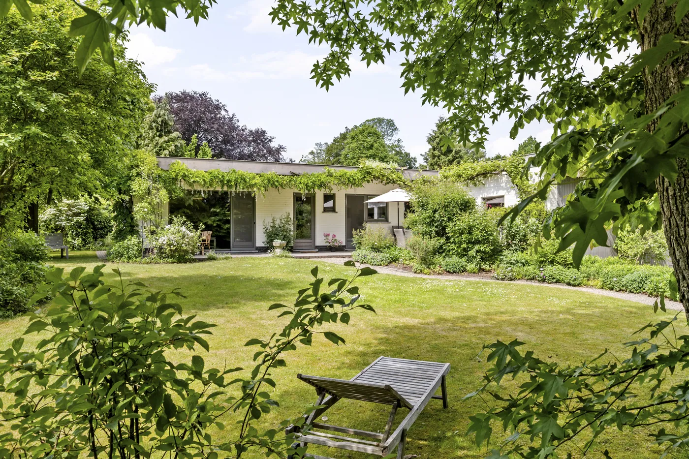 Low-rise villa, hidden in greenery, on a plot of 1,192 m² - photo 1
