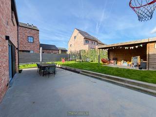 <p><span>ENERGIEZUINIGE WONING met 3 VOLWAARDIGE SLAAPKAMERS, gelegen in een RUSTIGE WOONOMGEVING te Kruisem (Kruishoutem). Dankzij de aanwezigheid van 10 ZONNEPANELEN en het gebruik van REGENWATER geniet u hier van een ENERGIEZUINIGE en DUURZAME WOONERVARING. De woning combineert LICHTRIJKE OPEN RUIMTES met HEDENDAAGS WOONCOMFORT en is bovendien GUNSTIG GELEGEN nabij winkels, scholen, openbaar vervoer en BELANGRIJKE INVALSWEGEN met VLOTTE VERBINDING naar de E17. Hierdoor vormt deze eigendom de IDEALE GEZINSWONING voor wie rustig wil wonen met alle voorzieningen binnen handbereik.</span></p>

<p>De indeling gaat als volgt: via de inkomhal met gastentoilet heeft u toegang tot de ruime en lichtrijke woonkamer met open ingerichte keuken. Aansluitend bevinden zich een praktische was- en bergruimte en een speel-/bureauruimte. Op de 1ste verdieping geeft de nachthal toegang tot 3 slaapkamers en een ingerichte badkamer. Via een valtrap bereikt u de praktische bergzolder.<br />Buitenshuis beschikt de woning over een zonnige tuin met ruim terras en tuinhuis met gezellige loungehoek, waar u in alle rust kan genieten van het buitenleven. Daarnaast beschikt de woning over een praktische oprit met voldoende parkeergelegenheid.<br /><br />Adres: Fockaertshof 20 te Kruishoutem (Kruisem)<br /><br />EPB: 62,58 kWh/m², G-score A en P-score B, Geen renovatieverplichting</p>