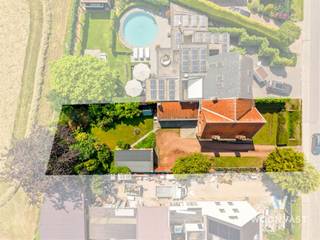 <p>Wie durft te renoveren, wordt hier rijkelijk beloond. Deze halfopen woning in Waasmunster straalt potentieel uit: ruime volumes, een knusse haard, een zonnige tuin met open veldenzicht én de mogelijkheid tot maar liefst vier slaapkamers.</p><p>Indeling:</p><p>De lichtrijke leefruimte met sfeervolle haard nodigt uit om tot rust te komen, aangevuld met een aparte eethoek en gesloten keuken. De badkamer met toilet, bad &amp; lavabocompleteert het gelijkvloers.</p><p>Op de eerste verdieping vind je twee ruime slaapkamers en een kleinere derde kamer — perfect als kinderkamer of berging. Via een vaste trap bereik je de tweede verdieping, die moeiteloos uitgeeft op een vierde, extra ruime slaapkamer.</p><p>Buiten wacht een gezellige tuin met zicht op de omliggende velden, en een aparte garage met sectionaalpoort.</p><p>Troeven:</p><p>- Potentieel van 4 volwaardige slaapkamers</p><p>- Lichtrijke leefruimte met authentieke haard</p><p>- Aparte garage met sectionaalpoort</p><p>- Perceel van 595 m²</p><p>- Tuin met open veldenzicht</p><p>- Vlotte verbinding met E17, Lokeren centrum en Waasmunster</p><p>- Woning met eindeloze mogelijkheden</p><p>Nieuwsgierig? Contacteer Gilles voor een bezoek zonder engagement.</p><p>📧 gilles@woonvast.be 📞 0491 94 95 38 🌐 www.woonvast.be</p>