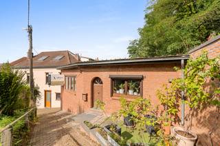 Deze woning is gelegen op wandelafstand van het centrum, echter vraagt deze woning renovatie de begane oppervlakte dient volledig verbouwd te worden (op heden bouwvallig) de bovenverdieping is bewoonbaar en bevat een afzonderlijke inkomdeur, we betreden het ruim salon, afzonderlijke keuken , cv / wasberging , doorloop naar het buitenterras.<br />Via het salon bereiken we de nachthal die in verbinding staat met de badkamer en 2 slaapkamers. Er is nog een zolder die men kan inrichten, tevens is er een trap die naar de beneden verdieping loopt die zoals eerder beschreven dient gerenoveerd te worden. De aantal m2 van deze woning maken deze woning royaal zodoende je hier een 2-woonst kan maken of woonst met bureau/vrijberoep.<br /><br />Meer info via nico@altro-vastgoed.be - 0488 42 42 24