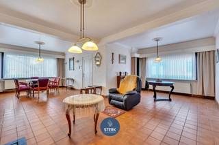 OP TE KNAPPEN GEZINSWONING AAN DE MAAS TE UIKHOVEN !We vinden deze halfopen woning met een bewoonbare oppervlakte van 205 m² terug op een perceel van...