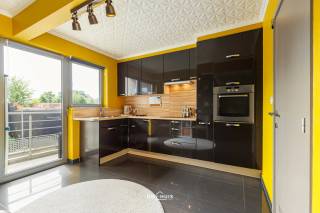Dit mooie, ruime en lichtrijke appartement is centraal gelegen in het hart van Hamme, op wandelafstand van winkels, scholen, openbaar vervoer...