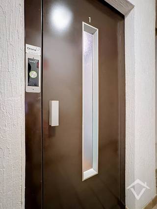 Contacteer ons om dit ruim en instapklaar appartement van 98 m² te ontdekken. Ideaal gelegen tussen het centrum van Harelbeke en Kortrijk. Dankzij de vlotte verbinding met belangrijke invalswegen geniet u hier van een perfecte combinatie van bereikbaarheid en wooncomfort.<br /><br />Indeling:<br />Lift - inkomhal - living - keuken - terras - berging - wasplaats - toilet - badkamer - 2 slaapkamers - grote kelderberging - garage met elektrische poort.<br /><br />De omgeving is recent heraangelegd, wat meer rust en groen met zich meebrengt.<br /><br />Troeven:<br />- Privatieve garage met elektrische poort<br />- Instapklaar en uitstekend onderhouden<br />- Ruime bewoonbare oppervlakte van 98 m²<br />- Topligging te Harelbeke, vlotte bereikbaarheid via belangrijke verbindingswegen<br />- Ruime garage en berging<br /><br />Een unieke kans voor wie zorgeloos wil wonen op een centrale locatie want dit appartement combineert ruimte, comfort én een strategische ligging. Benieuwd naar meer? Contacteer ons vandaag nog!
