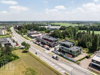 Nieuw te bouwen kantoorgebouw "<strong>Twin Offices</strong>" met zichtbaarheid vanaf de Steenweg en met uitzonderlijke architectuur. Strategisch gelegen op slechts 10 minuten rijden van de E17 (Gent/Antwerpen) en met een uitstekende bereikbaarheid via het openbaar vervoer.<br /><br />De stijlvolle nieuwbouwkantoren zullen ontworpen worden met oog voor detail, <strong>high-end</strong> afwerking en met de nieuwste technieken, een<strong> ideale investering</strong>. Bovendien kunt u genieten van een overvloed aan natuurlijk licht en alle hedendaagse comfort omringt in een groene sfeervolle omgeving. Tevens zullen er zeer ruimte parkeermogelijkheden worden voorzien met laadpalen. Andere oppervlaktes zijn bespreekbaar.<br /><br />Aarzel niet om contact op te nemen met Simon voor bijkomende inlichtingen, gedetailleerde plannen of een vrijblijvend plaatsbezoek via 09 225 09 02.