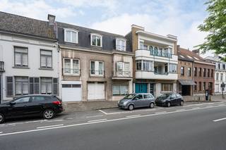In het centrum van Eeklo vinden we deze ruim opgetrokken stadswoning terug op een perceel van 165m² met een bewoonbare oppervlakte van maar liefst 214m². Deze gezinswoning heeft alle troeven in huis voor mensen die graag op wandelafstand van alle voorzieningen wonen. De woning werd stevig gebouwd in 1979 maar heeft nood aan een modernisatie om terug te voldoen aan de hedendaagse normen inzake wooncomfort en energiezuinigheid. <br /><br />Op heden is de woning verhuurd met een klassieke huurovereenkomst die kan opgezegd worden met een opzeg van 6 maanden indien het voor eigen bewoning is. <br /><br />Indeling als volgt:<br />- inkomhal<br />- ruime woonkamer bestaande uit zithoek vooraan en eetplaats achteraan<br />- ingerichte leefkeuken<br />- wasplaats<br />- apart toilet<br />- inpandige garage<br />- ruime droge kelder<br />- 2 volwaardige slaapkamers op de 1e verdieping<br />- terras op de 1e verdieping<br />- slaapkamer op de 2de verdieping<br />- terras op de 2de verdieping<br />- aangename stadskoer met buitenberging<br /><br />De woning is voorzien van centrale verwarming op aardgas.<br /><br />Géén renovatieverplichting.<br /><br />Kom de mogelijkheden van deze eigendom zelf ontdekken en vraag uw bezoek aan!<br />09/377 31 77 - vastgoed@aclea.be