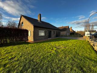 Renovatieproject met visieGroene en rustige liggingRuim perceel met potentieelVolledig naar eigen smaak in te richten...