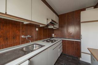 <p><span>Op zoek naar een appartement met een aangenaam ruimtegevoel en veel licht. Dit verzorgde appartement op de tweede verdieping biedt je een comfortabele thuisbasis in een rustige buurt, vlakbij winkels en vlotte verbindingen.</span></p><p><span> </span></p><p><span>Licht, ruimte en comfort in harmonie </span></p><p><span>Je komt binnen in de inkomhal, die meteen een verzorgd en overzichtelijk gevoel geeft en fungeert als centrale spil van het appartement. Van hieruit heb je toegang tot alle ruimtes, inclusief een handige berging met technische installatie. Via een glazen deur stap je de leefruimte binnen, waar licht en ruimte meteen de hoofdrol spelen. De brede raampartijen zorgen voor een open, luchtige sfeer en maken dit een bijzonder aangename plek om thuis te komen. De sierhaard voegt een subtiel karaktervol accent toe, terwijl er voldoende plaats is voor zowel een gezellige zithoek als een ruime eettafel. Aansluitend bevindt zich de keuken, praktisch ingericht, goed onderhouden maar aan vernieuwing toe. Deze is uitgerust met een oven, dubbele spoelbak, vaatwasser, ijskast, diepvries en voldoende kastruimte. Ook hier geniet je van natuurlijk licht, met bovendien de mogelijkheid om de keuken verder naar eigen smaak te moderniseren.</span></p><p><span> </span></p><p><span>Rustige nachten en praktisch comfort</span><span><br />Vanuit de inkomhal bereik je de badkamer, uitgerust met een douchecabine, lavabo met opbergruimte en aansluitingen voor wasmachine en droogkast. Daarnaast is er een apart toilet, wat zorgt voor extra comfort. Verder doorlopend bevinden zich achteraan het appartement twee volwaardige slaapkamers. Deze liggen rustig weg van de straat en bieden een aangename, stille omgeving. Beide kamers zijn lichtrijk en flexibel in te richten als slaapkamer, bureau of hobbyruimte.</span></p><p><span> </span></p><p><span>Groen wonen met alles dichtbij</span><span><br />Je woont hier in een aangename, residentiële en kindvriendelijke buurt in Deurne, grenzend aan het Bisschoppenhofpark en vlakbij Bremweide en het Rivierenhof. Ideaal voor wie houdt van groen, wandelen en ontspannen. Tegelijk geniet je van een uitstekende bereikbaarheid, met openbaar vervoer op wandelafstand en een vlotte verbinding naar de Ring en het centrum van Antwerpen. Winkels, supermarkten en horeca bevinden zich allemaal in de directe omgeving. </span></p><p><span> </span></p>