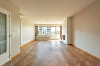 <p><span> </span></p><p><span>Licht, ruimte én een centrale locatie, dat krijg je hier in dit goed onderhouden appartement net buiten de Singel in Borgerhout. Met zijn grote leefruimte, vernieuwde keuken en badkamer, twee ruime slaapkamers en heerlijk zuidgericht terras, is dit een instapklare topper op de rand van het Stad.</span></p><p><span> </span></p><p><span>Strak, licht en afgewerkt</span></p><p><span>De inkomhal van 10m² is meer dan een doorgang: met z’n stijlvolle visgraatparket, handige ingemaakte kasten en dubbele glazen deur naar de leefruimte, is dit een volwaardige ruimte die meteen rust en orde brengt. Vanuit hier bereik je alle andere kamers én krijg je al een eerste blik op het licht dat verderop door de grote ramen naar binnen stroomt.</span></p><p><span>De leefruimte is voorzien van dezelfde visgraatparket. Grote ramen zorgen voor een prachtige lichtinval, terwijl de airco voor extra comfort zorgt op warme dagen. De authentieke schouw voegt net dat tikkeltje charme toe.</span></p><p><span> </span></p><p><span>Aansluitend ligt de moderne keuken van Miele met een betegelde spatwand en kwalitatieve toestellen zoals een gasvuur, heteluchtoven, vaatwasser, koelkast en diepvriesvak. Extra troef: de aparte berging en toegang tot het zuidgerichte terras van 10m² – een ideale plek voor een tafeltje, stoeltje en wat groen. </span></p><p><span>De badkamer is strak en hedendaags: met een ruime inloopdouche, breed lavabomeubel, spiegel met verlichting én aansluiting voor een wasmachine. Het toilet is apart, met lavabo, en in dezelfde tegel afgewerkt als keuken en badkamer.</span></p><p><span> </span></p><p><span>Slaapkamers met zicht en rust</span></p><p><span>Achteraan liggen twee ruime slaapkamers, op visgraatparket. De kamers liggen heerlijk rustig aan de achterkant van het gebouw. Dankzij hun noord oriëntatie blijven ze heerlijk koel en je hebt zelfs zicht tot aan het Sportpaleis.</span></p><p><span> </span></p><p><span>Ondergronds is er nog een ruime, droge kelderberging van 5m² voorzien.</span></p><p><span> </span></p><p><span>Sporten, wandelen en winkelen</span></p><p><span>Je zit hier op een toplocatie net buiten de Singel, op wandelafstand van het Te Boelaerpark en het Rivierenhof. Buurtwinkels, supermarkten, openbaar vervoer én de Ring zijn vlakbij. Ideaal voor wie in de stad werkt maar ook vlot de stad in en uit wil.</span></p><p><span> </span></p><p><span> </span></p><p><span> </span></p>