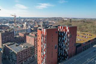 <p><span>Cette chambre étudiante pratique de 17 m² est située au 6e étage de la résidence Waterview, sur la place Engels Plein à Louvain. Cette résidence étudiante est unique en son genre. Son emplacement est extrêmement pratique pour les étudiants, à seulement 1 km de la gare de Louvain et à quelques pas du centre-ville. Le quartier animé le long du Vaartkom offre également de nombreuses possibilités de loisirs, des restaurants, des magasins et des espaces verts pour répondre à tous les besoins des étudiants d'aujourd'hui.<br /><br /></span><span>La chambre d'étudiant dispose d'un espace de vie agréable et d'une salle de bains séparée équipée d'un lavabo, d'une douche et de toilettes. Il y a également un grand jardin commun sur le toit, un local à vélos, etc. L'espace commun spacieux, partagé par 8 résidents, est équipé d'une cuisine entièrement équipée.<br /><br /></span><span>La résidence est entièrement gérée par la KU Leuven, vous n'avez donc pas à vous soucier de la location, de la gestion ou de l'entretien en tant qu'investisseur.<br /><br /></span><span>Ne manquez pas cette occasion et demandez sans engagement des informations sur votre investissement sans souci dans l'un des endroits les plus emblématiques de Louvain.</span></p>