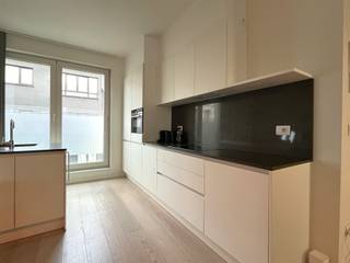 Surf naar www.abricasa.be en plan jouw verhuurafspraak in samen met onze digitale assistente Alice!Lichtrijk appartement met 1 slaapkamer en...