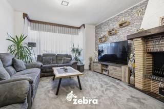 Dit verzorgde appartement op de tweede verdieping bevindt zich in het bruisende centrum van Tielt en biedt alle comfort voor wie centraal wil wonen.<br />Bovendien kan er een privatieve garagebox bijgehuurd worden.<br /><br />Bij het binnenkomen komt u in de inkomhal met gastentoilet en berging. Van hieruit bereikt u de lichtrijke leefruimte, de recent vernieuwde en volledig ingerichte keuken.<br />Het appartement heeft twee volwaardige slaapkamers en een vernieuwde badkamer met douche en lavabomeubel.<br />Een extra troef is de privatieve kelder, ideaal als bijkomende bergruimte. <br /><br />Dankzij de praktische indeling, de gunstige attesten en de centrale ligging is dit appartement volledig instapklaar.<br /><br /><strong>Ook wild geworden van deze thuis?<br />Twijfel dan niet langer en leg vandaag nog uw bezoek vast!</strong>
