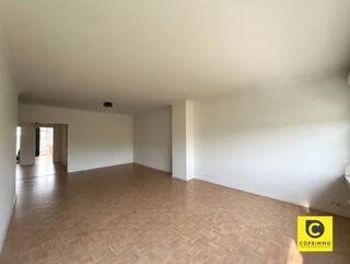 <p><span>Modern 2 slaapkamer appartement met 2 terrassen, kelder én garagebox!</span></p><p><span>Dit appartement is gelegen op de zesde verdieping in een groene omgeving (Nachtegalenpark, Leeuwerikpark en Brilschanspark) heeft een uitstekende bereikbaarheid aangezien het vlakbij alle grote verbindingswegen ligt (Ring Antwerpen - A12 - E19).</span></p><p><span> </span></p><p><span>Het appartement heeft volgende indeling: </span></p><p><span> </span></p><p><span>Inkomhal, leefruimte & keuken</span></p><p><span>U komt binnen via de inkomhal met veiligheidsdeur, videofoon en ingemaakte vestiairekast. U merkt meteen dat het appartement perfect onderhouden is en volledig voorzien is. </span></p><p><span>De leefruimte is ruim en geniet van veel natuurlijke lichtinval dankzij de grote raampartijen.</span></p><p><span>Via de leefruimte betreedt u de keuken die toegang geeft naar het kleine terras aan de voorzijde. </span></p><p><span>De keuken is volledig geïnstalleerd (Gasvuur, vaatwasser, ijskast, diepvriezer, oven, veel kast- en werkruimte) en geeft ook een rechtstreekse toegang naar een extra bergruimte met aansluiting voor wasmachine en droogkast. </span></p><p><span> </span></p><p><span>Slaapkamers & badkamer</span></p><p><span>Beide slaapkamers zijn zeer ruim, één van de slaapkamers wordt momenteel gebruikt als bureauruimte/dressing. Zoals u ziet zijn er tal van mogelijkheden.</span></p><p><span>De badkamer is voorzien van een ligbad met douchecombinatie, dubbel lavabomeubel en handdoekdroger.</span></p><p><span>Het toilet is apart voorzien. </span></p><p><span> </span></p><p><span>Terras, kelder & garagebox</span></p><p><span>Het terras aan de achterzijde (1.11m x 6.61m) is langs beide slaapkamers te betreden. </span></p><p><span>Een handige kelderberging op het gelijkvloers (2.22m x 1.21m) is mee inbegrepen. </span></p><p><span>Via de kelderberging heeft u rechtstreekse toegang naar de garagebox met automatische poort. (3.36m x 5.70m x 2.21m)</span></p><p><span> </span></p><p><span>Huurprijs, provisie & beschikbaarheid</span></p><p><span>Maandelijkse huurprijs: 1.000,00 euro</span></p><p><span>Garagebox: €195,00</span></p><p><span>Maandelijkse provisie: 235,00 euro (inclusief water, CV op gas en onkosten gebouw) </span></p><p><span>Beschikbaarheid: onmiddelijk</span></p><p><span> </span></p><p><span>Mis deze unieke kans niet! </span></p>