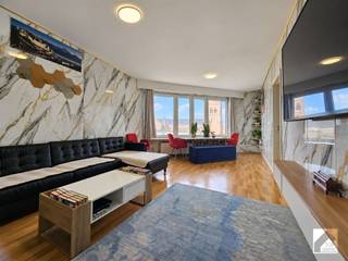 <p><span>Licht appartement met drie slaapkamers en een panoramisch uitzicht over Antwerpen</span></p><p><span>Wonen met de stad aan je voeten? Op de zesde verdieping aan de Zegelstraat 3 in Borgerhout geniet je van een weids uitzicht over Antwerpen. Vanuit de woonkamer herken je onder meer de kathedraal, het MAS en het Centraal Station. Een uitzicht dat dit appartement iets bijzonders geeft.</span></p><p><span>De grote ramen zorgen voor veel natuurlijk licht. De leefruimte biedt plaats aan een gezellige zithoek en een eettafel bij het raam, met het stadszicht als achtergrond. Aansluitend ligt de afzonderlijke keuken, die toegang geeft tot een klein, praktisch terras.</span></p><p><span>Verder beschikt het appartement over een ruime inkomhal, drie slaapkamers, een badkamer met ligbad en een afzonderlijk toilet. Naast de ruime hoofdslaapkamer zijn er twee compactere kamers, die ook als bureau, kinder- of hobbykamer kunnen dienen. Bergruimte in het appartement en een bijkomende kelderberging maken het geheel compleet.</span></p><p><span>Het appartement is proper en goed onderhouden. De keuken en het sanitair zijn ouder, maar nog bruikbaar. Je kan er dus wonen en eventuele vernieuwingen op je eigen tempo aanpakken. De ramen hebben dubbele beglazing en de lift brengt je tot op de verdieping.</span></p><p><span>Ook de ligging maakt het dagelijkse leven gemakkelijk: winkels, voorzieningen en openbaar vervoer liggen vlakbij. Te voet, met de fiets of met tram en bus raak je vlot op je bestemming. Een wagen is hier geen must. Je fiets kan je kwijt in de gemeenschappelijke fietsenberging.</span></p><p><span>Kom het uitzicht zelf beleven tijdens het eerste bezoekmoment op zaterdag 3 oktober. Schrijf je via onze website in en kies meteen je beschikbare tijdslot.</span></p>