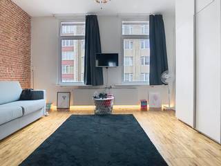 In de Carnotstraat, vlakbij 't Laar en Moorkensplein, is deze instapklare studio van ca. 38 m² gelegen. De studio geniet op de tweede verdieping van veel natuurlijk licht. <br />De centrale ligging garandeert een vlotte bereikbaarheid van het centrum van Antwerpen, openbaar vervoer en alle stedelijke voorzieningen. Ideaal voor wie een instapklaar startersappartement of investering zoekt in de Antwerpse vastgoedmarkt.<br /><br />Indeling:<br /><br />- Lichtrijke woonkamer<br />- Keukenhoek: compacte ruimte geschikt voor basisinstallaties<br />- Badkamer: functionele indeling met douche, lavabo en toilet<br /><br />Bent u geïnteresseerd in een appartement of woning te koop in Antwerpen? Aarzel dan niet om ons te contacteren. <br />Had u graag uw eigen eigendom te koop aangeboden contacteer ons dan voor een vrijblijvende schatting, telefonisch op het nummer 03/206.76.76 of per mail naar antwerpen@dewaele.com.<br /><br />Ook voor alle andere vragen omtrent vastgoed, kopen of verkopen kan u steeds bij ons terecht!<br /><br />Bestuursmaatregelen in het maatregelenregister: nee