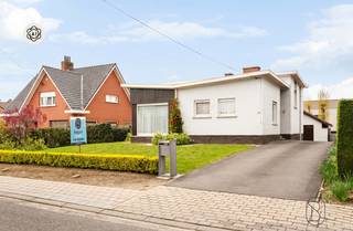 Goedgelegen stevig gebouwde op te frissen woning in de Domien Veysstraat 35 te Vichte. Volledig onderkelderd: garage + extra aparte garage, en...