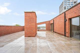 Bent u op zoek naar een instapklaar, modern appartement in hartje Turnhout? Dit prachtig appartement is recent volledig geschilderd en direct klaar voor bewoning.<br />Dankzij de royale raampartijen geniet u in de leefkamer de hele dag van een uitzonderlijke lichtinval. Vanuit vrijwel elk raam geniet u een panoramisch zicht van de stad. <br /><br />Indeling en troeven<br />• Inkomhal: Uitgerust met een modern gastentoilet en een praktische berging.<br />• Leefruimte: royale, lichtrijke woonkamer met een open keuken. Het grote schuifraam geeft directe toegang tot het riant terras.<br />• Comfortabele masterbedroom met aansluitend dressing / thuiswerkkantoor en de tweede slaapkamer<br />• De badkamer met douche en wastafel<br /><br />Waarom dit appartement uw bezoek waard is:<br />• 100% instapklaar: Volledig professioneel geschilderd; u hoeft enkel uw meubels te plaatsen.<br />• Parkeren & Berging: bij aan te kopen, een ondergrondse parkeerplaats en een kelderberging (dus geen parkeerstress in het centrum!).<br />• Toplocatie: Gelegen in het hart van de stad met alle winkels, horeca en cultuur van Turnova en de Markt op wandelafstand.<br />• Licht & Uitzicht: Een uniek, levendig stadspanorama dat elk seizoen fascineert.<br /><br />Maak nu een afspraak via nieuwbouw@hillewaere.be of contacteer onze nieuwbouw makelaar om meer te weten te komen over dit project op 014/ 45 10 11 !
