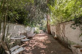 Wonen in een stuk geschiedenis met prachtige stadsoaseStap binnen in Van Schoonbekestraat nummer 7, een statige bel-etagewoning waar authentieke...