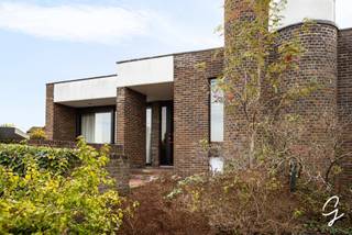 TE KOOP - LIEVEGEM: Karaktervolle bungalow in een rustig gelegen wijk<br />In de gemeente Lovendegem bevindt zich deze architecturale bungalow uit 1971, gelegen op een ruim perceel van maar liefst 1.274 m². Deze eigendom combineert de typische architectuur van de jaren '70 met een aangename lichtinval, ruime slaapkamers en heel wat potentieel om er een unieke thuis van te maken. Bij het binnenkomen valt meteen de aangename lichtinval op, die de woning een open en lichtrijk karakter geeft. De bungalow beschikt over twee ruime slaapkamers die naar eigen smaak kunnen ingericht worden.<br /><br />Een absolute troef is de ruime zonnige tuin, waar u volop kunt genieten van het buitenleven, rust en privacy. Daarnaast beschikt de woning over een aparte dubbele garage, ideaal voor het parkeren van wagens, het stallen van fietsen of het creëren van extra bergruimte.<br />Met een EPC-label F vormt deze woning een interessante opportuniteit voor wie de handen uit de mouwen wil steken en de eigendom wil renoveren naar hedendaagse normen. De combinatie van de architecturale uitstraling, de ruime perceeloppervlakte en de vele renovatiemogelijkheden biedt een mooie basis om deze bungalow om te vormen tot een eigentijdse woning met een eigen identiteit.<br /><br />TIP: voldoet u aan de voorwaarden en wordt dit uw enige eigen woning? Als u het compromis nog dit jaar ondertekend, dan kan u de woning aankopen aan 2% registratierechten i.p.v. 3% volgend jaar! Dit betekent voor deze woning een winst van € 3.950 op de vraagprijs.<br /><br />Heeft u interesse in een woning met karakter, ruimte en potentieel? Dan is deze architecturale bungalow in Lievegem zeker een bezoek waard.<br />Contacteer hiervoor Geoffrey: 0474/86.46.02 of via geoffrey@cornelis-goeman.be