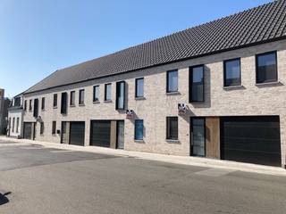 Te koop nieuwbouw woning Duinkerkestraat 66 te Poperinge.De woning omvat: inkomhal, afz. toilet, garage, wasplaats, living, keuken, terras en tuin...