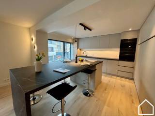 Mooi recent (2024) gerenoveerd en ruim appartement (bewoonbare oppervlakte ±132 m²) met 3 slaapkamers en een zonnig terras.<br />Mogelijkheid tot aankoop garage op 300m.<br /><br />Bekijk ook onze vastgoedvideo via deze link: https://youtube.com/embed/oqJWSHvvE2g<br /><br />Indeling<br />Via het inkomportaal met ruimte voor een grote vestiairekast betreedt u de lichtrijke leefruimte met zithoek (26 m²) en aansluitend een moderne, open keuken (19,5 m²). De keuken is uitgerust met een kookeiland, ruime opbergkasten en kwalitatieve SMEG-toestellen.<br />Verder beschikt het appartement over een praktische wasberging (4 m²), een apart toilet en een stijlvol ingerichte badkamer (7 m²) met inloopdouche, dubbele lavabo en ingemaakte kasten.<br />Achteraan bevinden zich drie volwaardige slaapkamers (16,6 m² – 14 m² – 13 m²) die allen toegang bieden tot een ruim zuidgericht terras van ca. 15 m².<br /><br />Troeven<br />• EPC-label B<br />• Asbestveilig<br />• Conforme elektrische installatie<br />• Recente en kwalitatieve renovatie (2024)<br />• Moderne afwerking<br />• Alle ramen vernieuwd met aluminium profielen en hoogrendementsbeglazing<br />• …<br /><br />Ook uitstekend geschikt als investering. <br /><br />