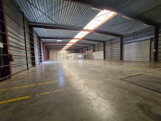 Located in the southern industrial zone of Nivelles, with immediate access to major highways, this ± 850 m² warehouse offers a clear height of...