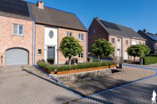 <p><strong>Instapklare en bijzonder verzorgde villa met 4 slaapkamers, 2 badkamers, kantoorruimte, 2 garages en carport, gelegen op een mooie locatie in Ravels met een gunstige energiescore van 115 KwH.</strong></p>
<p>Een prachtige inkomhal heet u van harte welkom. Meteen bij het binnenkomen valt op met hoeveel zorg en oog voor detail deze woning werd ingericht en onderhouden. De inkomhal is voorzien van een vestiaire, gastentoilet en trap naar de verdieping en geeft rechtstreeks toegang tot de leefruimte. De woonkamer is aangenaam ingedeeld in een gezellige zithoek aan de straatzijde en een ruime eetkamer aan de tuinzijde. Een stijlvolle roomdivider zorgt voor een subtiele scheiding tussen beide ruimtes, terwijl u zowel vanuit de zithoek als vanuit de eetkamer kunt genieten van de warmte en sfeer van de haard. Grote raampartijen zorgen bovendien voor een mooie natuurlijke lichtinval en een prettig contact met de tuin. Aansluitend bevindt zich de zeer verzorgde keuken, die dankzij haar open verbinding met de eetkamer bijzonder gezellig aanvoelt. Terwijl u kookt, blijft u betrokken bij uw gezin of gasten en ook voor een aperitief aan het ruime werkblad is er meer dan voldoende plaats. De keuken verkeert in uitstekende staat en is voorzien van een groot werkblad, de nodige inbouwtoestellen en veel praktische bergruimte. Naast de keuken bevindt zich de ruime bijkeuken, ingericht met plaats voor wasmachine en droogkast, extra opbergmogelijkheden en een volwaardige douche. Een absolute meerwaarde is de recent ingerichte kantoorruimte. Deze werd stijlvol afgewerkt met maatwerkkasten en een fraai fineer werkblad met ruimte voor twee werkplekken. Dankzij de stalen ramen en deur blijft het contact met de leefruimte behouden, terwijl u de ruimte indien gewenst rustig kunt afsluiten.</p>
<p><strong>Verdieping <br /></strong>Via de lichtrijke overloop bereikt u drie ruime slaapkamers, een volledig vernieuwd apart toilet en de badkamer. De master bedroom bevindt zich aan de tuinzijde en geniet van een mooi uitzicht over het groen. Deze kamer beschikt over airconditioning en een ruime inloopdressing. Ook de overige slaapkamers zijn volwaardig van formaat, waarbij de grootste slaapkamer zich aan de straatzijde bevindt. De volledig vernieuwde badkamer is bijzonder stijlvol afgewerkt. De natuurlijke lichtinval en de hoogwaardige materialen zorgen voor een luxueuze uitstraling. De badkamer is uitgerust met een dubbele wastafel en een zeer ruime inloopdouche, waardoor u hier elke dag van een echt wellnessgevoel geniet.</p>
<p><strong>Zolderverdieping <br /></strong>Ook de zolderverdieping werd optimaal benut en is gemakkelijk bereikbaar via een vaste trap. Hier bevindt zich een ruime vierde slaapkamer die eveneens uitstekend dienst kan doen als hobby-, speel- of werkruimte. Daarnaast zijn er nog twee royale bergruimtes aanwezig. Zelfs deze ruimtes werden netjes en duurzaam afgewerkt.</p>
<p><strong>Tuin <br /></strong>Het west georiënteerde perceel laat u volop genieten van de namiddag- en avondzon. Het ruime overdekte terras vormt daarbij een echte verlenging van de leefruimte. Op warme dagen geniet u er aangenaam in de schaduw, terwijl u dankzij de aanwezige verwarming ook tijdens koelere momenten comfortabel buiten kunt blijven zitten. Vanop het terras kijkt u uit over de verzorgde, groene tuin, waar u bijzonder rustig en discreet zit. De tuin is volledig afgesloten en daardoor ideaal voor gezinnen met kinderen of huisdieren. Achteraan bevinden zich bovendien twee garages en een carport, waardoor er bijzonder veel parkeer- en opslagruimte beschikbaar is. Eén van de garages beschikt daarnaast over een volwaardige kelder.<br /><br />Bijzonderheden:<br />- Uitstekende staat van onderhoud<br />- Technisch futur proof - zonnepanelen inclusief<br />- Grote werkruimte met kelder en extra schuur/garage<br />- 4 slaapkamers / 2 badkamers<br />- Afgesloten tuin</p>