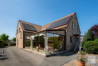 IndelingOp het gelijkvloers is er een royale inkomhal met gastentoilet en deur die de toegang voorziet naar de leefruimte. De woonkamer is ingedeeld...