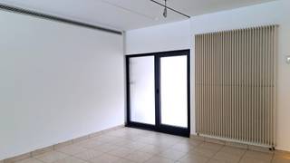 Op slechts enkele minuten wandelen van het station van Sint-Niklaas ligt dit ruime loftappartement van ca. 120 m². De grote open leefruimtes en...