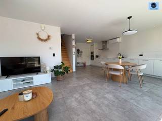 <p><span>OPENHUISDAG OP AFSPRAAK WOENSDAG 19 AUGUSTUS</span></p><p><span>BEN-WONING IN EEN KLEINSCHALIGE VERKAVELING</span></p><p><span>Richtprijs : 449.000 euro</span></p><p><span> </span></p><p><span>Deze woning van 2019 is gelegen nabij de dorpskern en het station van Appelterre-Eichem.</span></p><p><span>Op de gelijkvloerse verdieping is er een inkomhal met inbouwkasten, zeer ruime, lichtrijke living met openkeuken, berging en garage.</span></p><p><span>Op de verdieping zijn er 4 kamers, technische ruimte en een badkamer met bad en douche.</span></p><p><span>Achteraan is er een gezellig tuintje met een prieeltje waar het aangenaam vertoeven is.</span></p><p><span>TROEVEN : - vloerverwarming beneden en boven in de gang</span></p><p><span> - 18 zonnepanelen met 6300WP</span></p><p><span> - BEN-woning ( bijna energie neutraal )</span></p><p><span> - 4 kamers</span></p><p><span> - garage</span></p><p><span> - kleinschalige verkaveling</span></p><p><span> </span></p><p><span>Aarzel niet en bel 0472/29.25.04 of email <span>louis@svena.be</span></span></p><p><span> </span></p><p><span> </span></p><p><span>Stedenbouwkundig uittreksel/inlichtingen in aanvraag!</span></p><p><span>Deze gegevens zijn louter informatief en wij kunnen niet aansprakelijk gesteld worden voor eventuele onjuistheden.</span></p><p><span>De bewoonbare oppervlakte is slechts indicatief.</span></p><p><span> </span></p><p><span> </span></p>