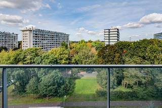 <p><span>Dit </span><span>appartement</span><span> met 3 slaapkamers, 2 terrassen en een ondergrondse </span><span>garagebox mits meerprijs </span><span>is te koop en gelegen </span><span>Fruithoflaan 101 in Berchem</span><span>.<br />Gelegen aan de gegeerde Fruithoflaan, een van de meest geliefde lanen van Antwerpen, geniet u van een uitstekende bereikbaarheid, winkels, scholen, openbaar vervoer en diverse parken op wandelafstand. </span></p><p><span>De ideale combinatie van rustig en groen wonen, met alle dagelijkse voorzieningen binnen handbereik. </span></p><p><span> </span></p><p><span>Het appartement heeft een bewoonbare oppervlakte van zo'n 131m² (cfr. EPC-attest), heeft </span><span>drie slaapkamers</span><span> én heeft twee terrassen. </span></p><p><span> </span></p><p><span>Indeling</span></p><p><span>Kelderverdieping</span></p><p><span>- garagebox</span></p><p><span>- kelder</span></p><p><span> </span></p><p><span>Verdieping</span></p><p><span>- inkomhal met ingemaakte kasten</span></p><p><span>- woonkamer </span></p><p><span>- semi-open keuken met toegang naar het terras </span></p><p><span>- eetkamer</span></p><p><span>- woonkamer</span></p><p><span>- slaapkamer 1 </span></p><p><span>- slaapkamer 2 </span></p><p><span>- slaapkamer 3</span></p><p><span>- aparte wc</span></p><p><span>- badkamer </span></p><p><span>- douchekamer</span></p><p><span>- berging</span></p><p><span>- terras aan de voorzijde (keuken en badkamer)</span></p><p><span>- terras aan de achterzijde (slaapkamers)</span></p><p><span> </span></p><p><span>Troeven</span></p><p><span>- gemeenschappelijke verwarming op gas </span></p><p><span>- garagebox op - 1 mits meerprijs van 30.000 euro</span></p><p><span>- EPC 134 kWh/m² jaar - label B</span></p><p><span>- beschikbaar bij akte</span></p><p><span>- 2 terrassen</span></p><p><span> </span></p><p><span> </span></p><p><span>Ben jij geïnteresseerd in dit appartement te koop in Berchem-Antwerpen, ben je op zoek naar ander vastgoed of wens je de waarde van jouw eigendom te kennen? Dan ben je bij BOLT immo aan het juiste adres! Wij helpen jou graag verder.</span></p><p><span> </span></p>