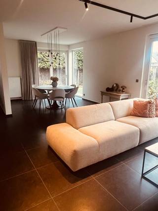 <p>Welkom in deze prachtige woning!</p><p>Een woning waar met veel plezier in werd gewoond en die nu klaar is voor een nieuw verhaal, met nieuwe bewoners.</p><p>De woning:<br />- halfopen bebouwing te Deerlijk (wijk Bistierland) - 378 m²<br />- 3 ruime slaapkamers<br />- bureauruimte<br />- berging met ingemaakte kasten<br />- badkamer met bad en douche</p><p>Troeven:<br />- zonnepanelen<br />- volledig instapklaar (vliegenramen, gordijnen, verlichting geplaatst adhv lichtadvies, geschilderd…)<br />- oprit, houten poort, aangelegde tuin<br />- tuinhuis volledig in cederhout</p><p>VP: € 489.000<br />Beschikbaar: 1 sept 2027 of na onderling overleg.<br />Plan uw afspraak. Tot binnenkort!<br />O472/776283<br />annemiekevercruysse @ msn.com</p><p>KIJKDAG 17 OKTOBER op afspraak</p>