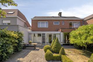 Dit huis wordt aangeboden via Pre-sale. Op zaterdag 22 augustus tussen 10u en 12u kan je dit huis te koop in Roeselare op afspraak bezichtigen en een vast en onvoorwaardelijk bod uitbrengen. De vermelde prijs is een richtprijs. Meer info omtrent deze koopmethode verneem je via https://www.dewaele.com/nl/advies/pre-sale-voordelen-voor-de-koper of bij de dossierverantwoordelijke, Stijn Soenen - 0477 69 26 94 - stijn.soenen@dewaele.com.<br /><br />Ruime en solide woning op 339 m² met aangename afgesloten tuin, 4 slaapkamers, garage en aanpalend kapelletje te koop gelegen in een rustige straat aan de Ronde Kom van Roeselare.<br /><br />Indeling huis te koop:<br /><br />*Gelijkvloers:<br />- inkom/ traphal <br />- ruime leefruimte met zicht op de tuin <br />- keuken<br />- veranda<br />- garage<br /><br />*Kelder:<br />- droge voorraadkelder<br /><br />*Eerste verdieping:<br />- nachthall<br />- 4 ruime slaapkamers<br />- badkamer<br />- apart toilet<br /><br />*Zolder:<br />- zolder bereikbaar via valtrap in nachthall<br /><br />*Tuin<br /><br />Ligging:<br />Vlot bereikbaar en rustig gelegen nabij het centrum van Roeselare.<br />Gelegen vlakbij Barnum en AZ Delta campus Brugsesteenweg. <br />Deze woning scoort maar liefst 9,1/10 volgens de Vlaamse mobiscore.<br /><br />De eigendom wordt aangeboden via de Pre-sale formule. Op 22/08/2026 tussen 10:00 en 12:00 kan u het huis op afspraak komen bezichtigen en een bod uitbrengen. De vermelde prijs is een instelprijs. Voor meer info, gelieve contact op te nemen met de dossierverantwoordelijke.<br /><br />Dit pand is onderworpen aan de renovatieverplichting van de Vlaamse overheid voor residentiële gebouwen (behoudens bij sloop binnen 5 jaar na de aankoop). Consulteer voor meer informatie de website van het Vlaams Energie- en Klimaatagentschap via https://www.vlaanderen.be/een-woning-kopen/renovatieverplichting-voor-residentiele-gebouwen<br /><br />Bestuursmaatregelen in het maatregelenregister: nee