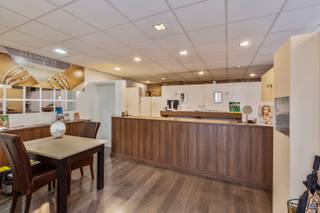 <p>Wil jij graag je eigen zaak met woning in het centrum van Maaseik? Dan is dit je kans!<br /><br />Op een steenworp afstand van de Markt bevindt zich deze sfeervolle handelszaak met een aparte woning, pal in het hart van Maaseik.<br /><br />De handelszaak is toegankelijk langs de Bosstraat en geniet van een goede visibiliteit. De zaak beschikt over een mooie oppervlakte van ± 80 m² en bestaat uit een winkelruimte, toilet, kitchenette en berging.<br /><br />De bijhorende woning is toegankelijk via de aparte, ruime inkomhal aan de Vossenbergstraat. Het betreft hier een (op te frissen) woning van formaat, verdeeld over 3 verdiepingen met op het gelijkvloers de inkomhal.<br /><br />Zowel de handelszaak als de woning worden verwarmd via aardgas ( 2 aparte cv-ketels) door middel van radiatoren. Verder vind je hier kunststof ramen met dubbele beglazing. De ramen op de 1<sup>e</sup> verdieping zijn bovendien voorzien van screens en het buitenschrijnwerk aan de handelszaak is voorzien van veiligheidsrolluiken.<br /><br />Er zijn verschillende belangrijke troeven aanwezig naast de gunstige ligging van het pand.<br /><br />Zo is er veel ruimte, waaraan nog toegevoegd wordt door de aanwezigheid van een kelderruimte. Bovendien bevindt zich op de 3<sup>e</sup> verdieping een zolderruimte, hetgeen bijkomende mogelijkheden biedt. Hier komt bij dat je van een ruim terras bij de woning kan genieten. <br /><br />Ook zijn het dak en de goten circa 10 jaar geleden vernieuwd.<br /><br />Een ander belangrijk pluspunt is dat de handelszaak en woning op zichzelf staande eenheden vormen. Ze kunnen dus volledig los van elkaar gebruikt worden.<br /><br />Tot slot beschikken de woning en de handelszaak over een positief EPC C, wat betekent dat je hier niet onderworpen bent aan de renovatieverplichting.</p>