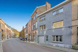 <p><span>Midden in het centrum van Leuven, vlakbij het Sluispark, Gasthuisberg en de hippe Vaartkom, zijn wij verheugd, dit multifunctioneel eigendom met stadskoer te koop aan te bieden. Dit verrassend ruim pand biedt tal van mogelijkheden en is onder andere uitermate geschikt voor co-housing. Gelegen op een perceel van 165 m² en met een gevelbreedte van maar liefst 8,20 meter, omvat dit eigendom, met een nuttige bewoonbare oppervlakte 356 m², op het gelijkvloers een ruime inkomhal, een eerste slaapkamer of bureauruimte, een lichtrijke living met aansluitend een polyvalente ruimte en eerste badkamer. Het tuinniveau beschikt over een ingerichte leefkeuken met opnieuw verschillende polyvalente ruimtes en toegang tot de perfect georiënteerde stadstuin. Hogerop op de eerste en tweede verdieping zijn er telkens 3 volwaardige kamers met eigen lavabo aanwezig alsook een badkamer met douche. Op de derde verdieping bevinden er zich nog een laatste slaapkamer en een apart toilet. De grote bewoonbare oppervlakte en aanwezigheid van verschillende bad- en slaapkamers maken dat dit eigendom geschikt is voor wie zoekt naar licht en ruimte gelegen in het centrum van Leuven, maar eveneens voor wie zoekt naar een co-housing project. Mits het verkrijgen van een gunstige omgevingsvergunning bestaat de mogelijkheid op van deze gezinswoning een meergezinswoning te realiseren. <br />Kortom, een multifunctionele woonst op een toplocatie met een vlotte verbinding naar omliggende invalswegen. <br />Een buitenkans! </span></p><p><span> </span></p>