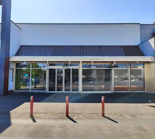 Handelspand van 300 m² te huur op topligging in Sint-Andries, Brugge!Dit handelspand bestaat uit een gelijkvloerse ruimte van +/- 250 m² van ongeveer...