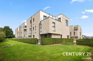 <p>Dit recent gebouwde en energiezuinige gelijkvloerse appartement combineert comfortabel wonen met veel privacy en een uitstekende ligging. Het appartement beschikt over 2 slaapkamers en heeft een volledig eigen inkomdeur, waardoor u geniet van een aangenaam gevoel van privacy.</p><p>Een absolute troef is het ruime, volledig omheinde terras van maar liefst 35 m². Hier kunt u in alle rust genieten van het buitenleven, met voldoende plaats voor een gezellige lounge- en eethoek. Daarnaast beschikt het appartement over maar liefst 3 autostaanplaatsen en een praktische kelderberging, ideaal voor extra opslagruimte. Dankzij de recente bouw en energiezuinige uitvoering geniet u van hedendaags wooncomfort en een laag energieverbruik. De 3 zonnepanelen zijn privatief en behoren uitsluitend tot dit appartement, dus niet tot de gemeenschap. De ramen zijn voorzien van elektrische rolluiken met geïntegreerd zonnepaneel.</p><p>Het appartement is gunstig gelegen aan de Staatsbaan in Lubbeek, met tal van dagelijkse voorzieningen in de nabije omgeving. Supermarkten, winkels en andere handelszaken bevinden zich op wandel- en fietsafstand. Dankzij de vlotte verbinding via de Staatsbaan/N2 zijn zowel Leuven als de omliggende gemeenten gemakkelijk bereikbaar. Ook het openbaar vervoer is in de omgeving aanwezig, Wenst u een bezoek te brengen aan dit energiezuinig appartement? Plan nu uw bezoek via Sally op 0478 570 999 of sally@connect-immo.be</p><p>EPC: 41 kWH/m²- UC2018112417 - label A<br />Wglk-Gvkr-Gdv-Gvv</p>