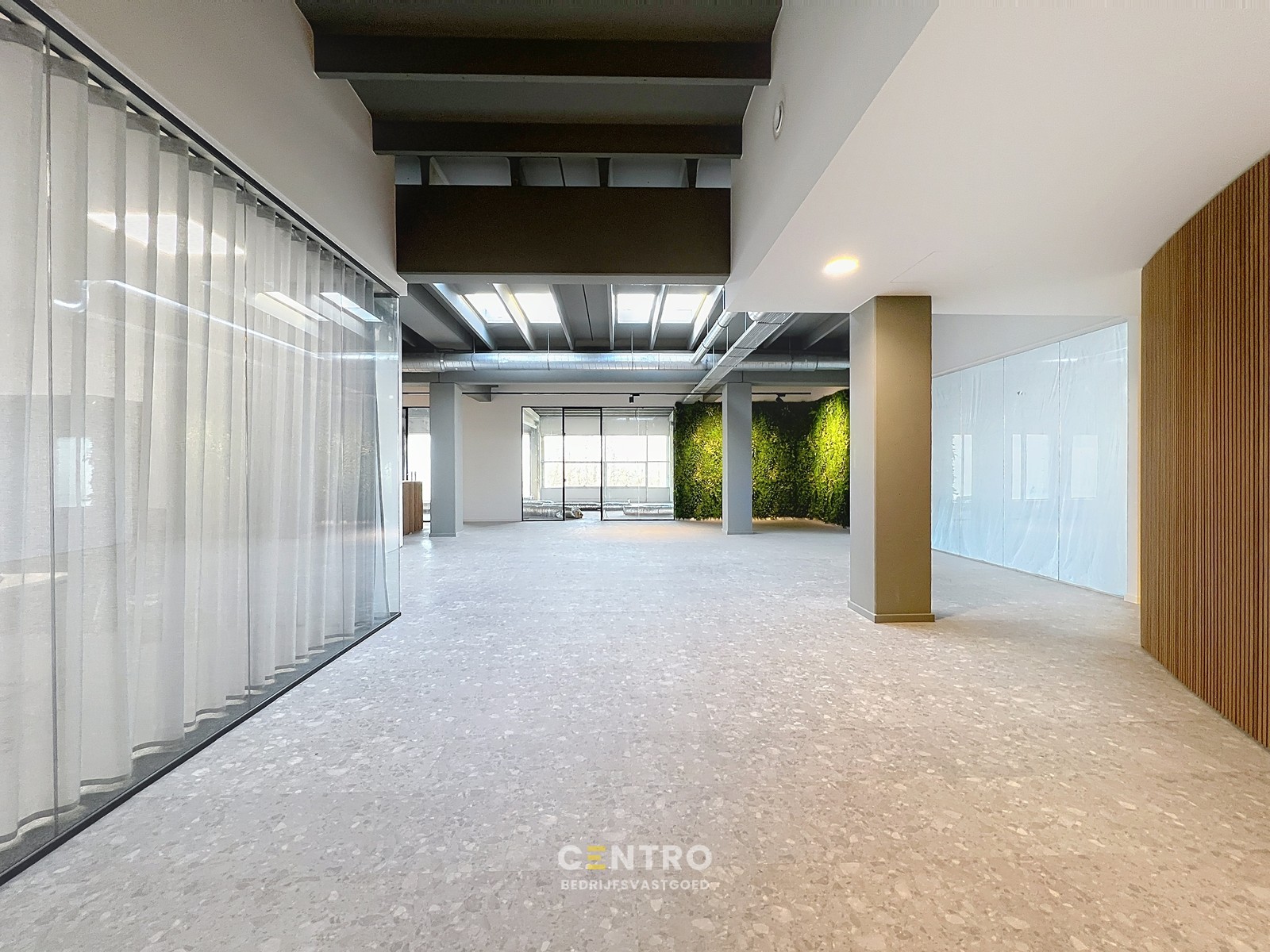 Energiezuinige, vernieuwde SERVICED kantoorruimte met mogelijkheid om een MAGAZIJN (215m²) bij te huren op Ieper Business Park! - foto 3