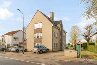 TE KOOP: ruim gelijkvloers appartement met 2 slaapkamers in Waregem!In een rustige, maar centrale buurt in Waregem (vlakbij invalswegen), bevindt...