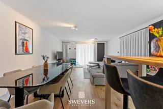 Voor meer info en foto’s, surf naar www.swevers.be – In het centrum van Houthalen-Helchteren vindt u dit instapklare gelijkvloerse appartement van 110 m², waar ruimte, comfort en een praktische ligging hand in hand gaan. Dankzij de centrale locatie bevinden scholen, winkels, restaurants en openbaar vervoer zich op wandelafstand. Het appartement maakt deel uit van een gebouw uit 1975, maar werd doorheen de jaren grondig opgefrist. In 2016 werden onder meer de keuken, de massieve parketvloer, de PVC-ramen met hoogrendementsglas en de verwarmingsketel vernieuwd. De badkamer kreeg in 2023 een moderne update. De indeling is overzichtelijk en functioneel. Vanuit de inkomhal bereikt u de lichtrijke woonkamer van 26 m², de vernieuwde keuken met ingebouwde toestellen, een aparte wasruimte, berging, badkamer, afzonderlijk toilet en de nachthal naar de drie slaapkamers. Deze kamers van respectievelijk 11 m², 9 m² en 7 m² bieden mogelijkheden als slaapkamer, bureau, dressing of hobbyruimte. Extra comfort wordt verzekerd door centrale verwarming, elektrische rolluiken en hoogrendementsglas. Ook aan bergruimte geen gebrek dankzij een private kelderberging van circa 8 m². Buiten beschikt u over een afgesloten garagebox én een private staanplaats, een belangrijke troef op deze centrale locatie. De snelweg bevindt zich op slechts 2,3 kilometer, terwijl ontspanningsmogelijkheden bereikbaar zijn op ongeveer 5,2 kilometer. Dit verzorgde appartement is ideaal voor wie gelijkvloers wil wonen zonder in te boeten aan ruimte, licht en bereikbaarheid. Voor meer informatie, bel 011 255 155. Bron bewoonbare oppervlakte: EPC – verslag.