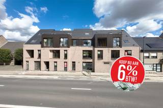 <span><span>Residentie 'Jagershof', verwijzend naar de vroegere Feestzaal gelegen langs de Woumenweg (invalsweg Ieper-Diksmuide), is een unicum voor Diksmuide en omstreken. De realisatie is ontwikkeld door FI2BUILD die zich als bouwheer profileert als bijzonder klantgericht, vernieuwend en beschikt over een duidelijke visie wat betreft toekomstgericht wonen. De residentie bevindt zich op wandelafstand van het centrum van Woumen waar men tal van kwalitatieve handelszaken kan aantreffen. Ook de grote winkelketens bevinden zich bij intrede van Diksmuide op enkele minuten rijden van de locatie. <br /><br />Residentie 'Jagershof' beschikt over <strong>11 ruime appartementen</strong> met <strong>2 of 3</strong> slaapkamers en een totale <strong>oppervlakte variërend van 88 m² tot 144 m²</strong>. Daarnaast beschikt elk appartement ook over 1 of meerdere terrassen van <strong>9 m² tot 29 m²</strong>. Achterliggend biedt de residentie 5 garages aan (voorzien van automatische sectionaalpoort), 6 parkeerplaatsen, een afzonderlijke (afgesloten) fietsenberging en een pétanque plein. Kopers die op heden instappen in dit nieuwbouwverhaal hebben bijkomende voordelen, ondermeer de vrije keuze in de afwerking van de keuken, badkamer en de vloer van uw appartement. Het lastenboek voorziet ruime mogelijkheden voor de koper om zijn eigen accent te leggen in de verdere afwerking (ruime budgetten voorzien voor verdere afwerking - op te vragen bij makelaar).<br /><br />Bij de ontwikkeling werd door de bouwheer een bijzondere aandacht besteed aan <strong>kwalitatieve en duurzame materialen</strong> in combinatie met een unieke en karaktervolle architectuur (architectenbureau Vanhoorn-Maeckelbergh) passend bij deze locatie. Naast de vormgeving zijn ook de keuze van technieken hierbij van essentieel belang, hierbij koos men resoluut voor <strong>uiterst energiezuinige en vernieuwende methodes</strong>. Ieder appartement zal afgewerkt worden met een <strong>Smart Air Klimaatsysteem</strong> (via individuele <strong>lucht/lucht warmtepomp</strong> per appartement), een uniek een vooruitstrevend systeem die koeltechnische warmte of koude omzet in warm/koude lucht en via kanalisatie verdeeld (in combinatie met een <strong>ventilatie systeem D</strong>). Door deze keuze beschikt het appartement over een volwaardig acclimatisatie systeem waardoor elke bewoner tijdens warme zomermaanden zijn appartement perfect <strong>kan koelen (airco)</strong>! Een thermostaat per ruimte behoort hierbij ook tot de mogelijkheden (zie lastenboek). Tevens beschikt ieder appartement over zonnepanelen individueel aangesloten (geen gasaansluiting meer in deze residentie). <br /><br /><strong>Appartement 02.03 </strong>is een appartement gelegen op het tweede verdiep van <strong>ca. 111m²</strong> bewoonbare oppervlakte (<strong>2 slaapkamers</strong>). Het appartement beschikt over <strong>ca. 13m² </strong>aan terras (afgewerkt met tegels op tegeldragers). Wens je meer info en het lastenboek te bekomen van dit appartement? Neem dan even verder contact op met de makelaar en wij bezorgen u de brochure + lastenboek zodat je een totaalbeeld krijgt van dit interessant aanbod. <br /><br /><u><strong>Bijzondere troeven:</strong></u></span></span>
<ul>
<li><span><span>Kleinschalige residentie, lage gemeenschappelijke kosten; </span></span></li>
<li><span><span>Rustige ligging doch dicht bij het centrum (<strong>je kijkt achteraan uit op groen</strong>);</span></span></li>
<li><span><span>Modernste technologie (<strong>Smart Air systeem, zonnepanelen,...</strong>)</span></span></li>
<li><span><span>Karaktervolle en unieke architectuur;</span></span></li>
<li><span><span>Ruime appartementen met veel lichtinval;</span></span></li>
<li><span><span><strong>Beste prijs/kwaliteitverhouding</strong>;</span></span></li>
<li><span><span>De gekozen technieken laten ook toe om uw appartement in de zomer te koelen (<strong>airco</strong>)!</span></span></li>
<li><span><span>Parkeerplaatsen en garages achterliggend beschikbaar (<strong>gemetste garages</strong> - geen prefab);</span></span></li>
<li><span><span><strong>Fietsenstalling en vuilnislokaal </strong>aanwezig; </span></span></li>
<li><strong><span><span>Laadpalen voorzien om elektrisch te laden;</span></span></strong></li>
<li><span><span>...</span></span></li>
</ul>
<span><span>Kom langs op kantoor en ontvang een unieke <strong>verkoopbrochure </strong>van Residentie Jagershof</span></span><br /><br /><span><span>Bent u op zoek naar een prachtig en ruim appartement in een kleinschalige residentie als investering of als eigen bewoning?<br />Kom dan snel even langs bij ons op kantoor voor meer uitleg! <strong>Contacteer ons via 051 50 11 51.</strong> </span></span><br /><span><em>Opleveringsdatum na te vragen bij ons op kantoor en in functie van voorverkoop. </em></span>