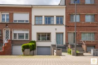 <p><span>Ideale gezinswoning gelegen op korte afstand van Berchem station en de Grote Steenweg in de Pulhofwijk nabij de Veldekens. De woning is in prima staat van onderhoud en bestaat uit een dubbele garage met achterliggende kelders &amp; doorgang naar de tuin. Heel lichte leefruimte met eetkamer achteraan en halfopen keuken. Via een grote schuifraam hebt u acces tot een terras en diepe Zuid tuin waar de stilte overheerst. Boven treffen we een ideale bureelruimte drie ruime slaapkamers waaronder 2 uitgevend op een terras achteraan met grote badkamer. Prima gezinswoning in een kindvriendelijke buurt. </span></p><p><span>Snel beschikbaar!</span></p><p><span> </span></p><p><span>Extra's:</span></p><p><span> </span></p><p><span>* conforme elektriciteitskeuring</span></p><p><span>* woning werd in 2000 volledig vernieuwd</span></p><p><span>* recent vernieuwde condensatieketel (2023)</span></p><p><span>* diepe tuin met prima oriëntatie (zuid)</span></p>
